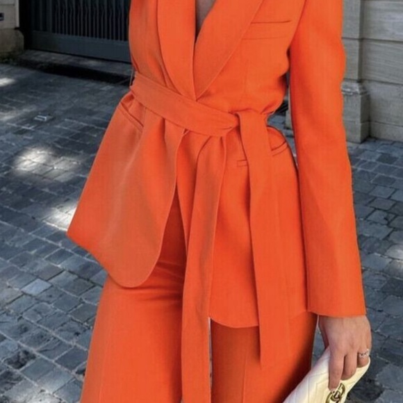 BELTED TUXEDO COLLAR BLAZER
WITH MATCHING PANTS SIZE L
LI ORANGE
REF. 2551/187 - Picture 6 of 11
